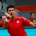El tenista serbio Novak Djokovic devuelve la bola al escocés Andy Murray