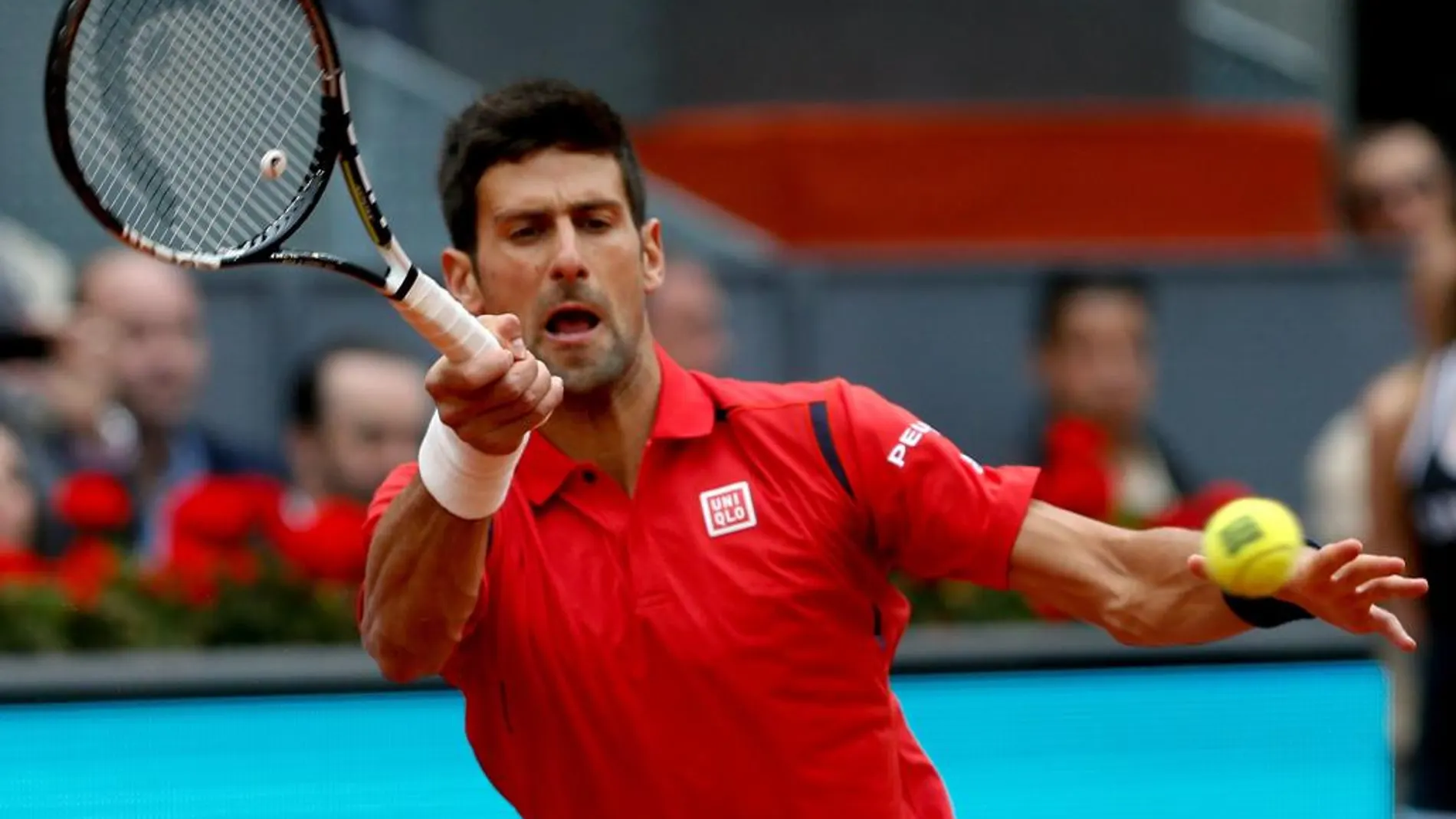 El tenista serbio Novak Djokovic devuelve la bola al escocés Andy Murray