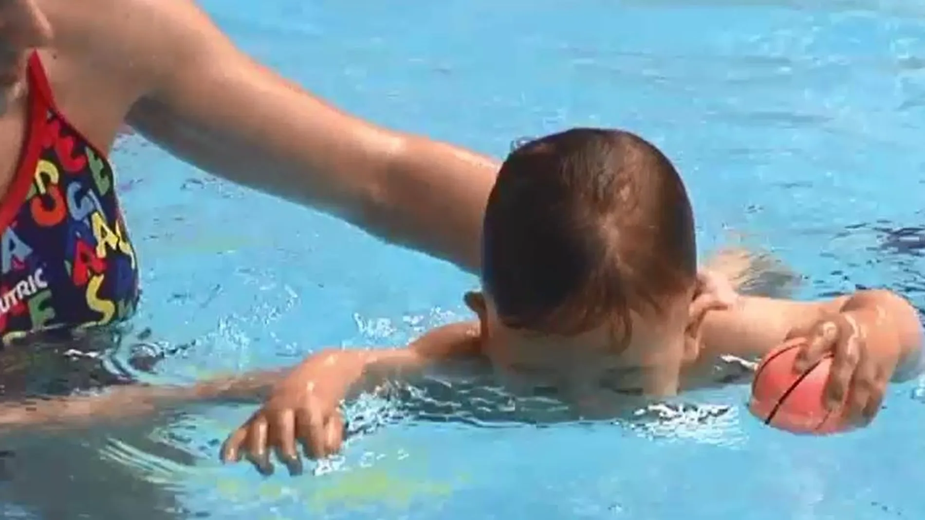 Enseñar a flotar a un bebé le puede salvar la vida