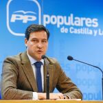 Raúl de la Hoz, procurador en las Cortes y presidente del Comité Organizador del Congreso del PP, atiende a los medios