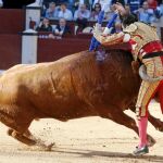 Cogida a Juan José Padilla mientras banderilleaba a su primer toro
