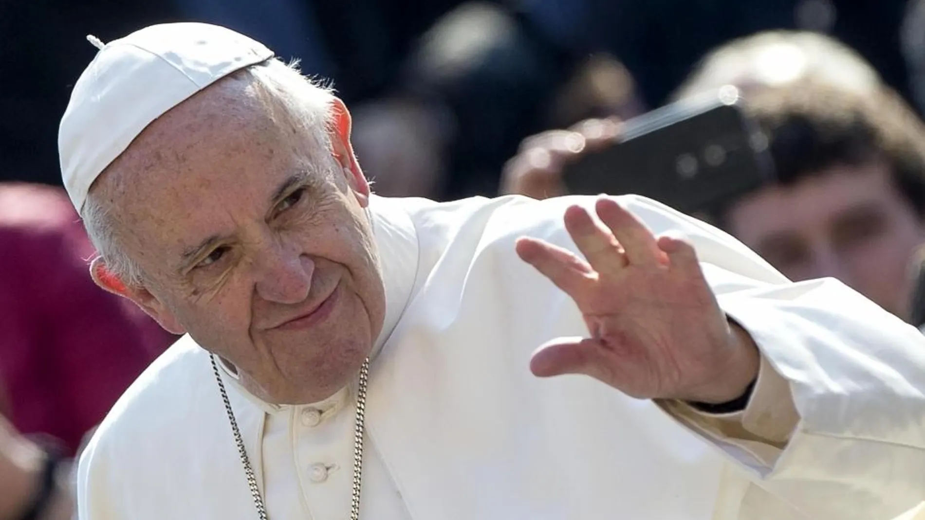 El Papa Francisco saluda a su llegada a la plaza de San Pedro para su audiencia general de los miércoles en El Vaticano