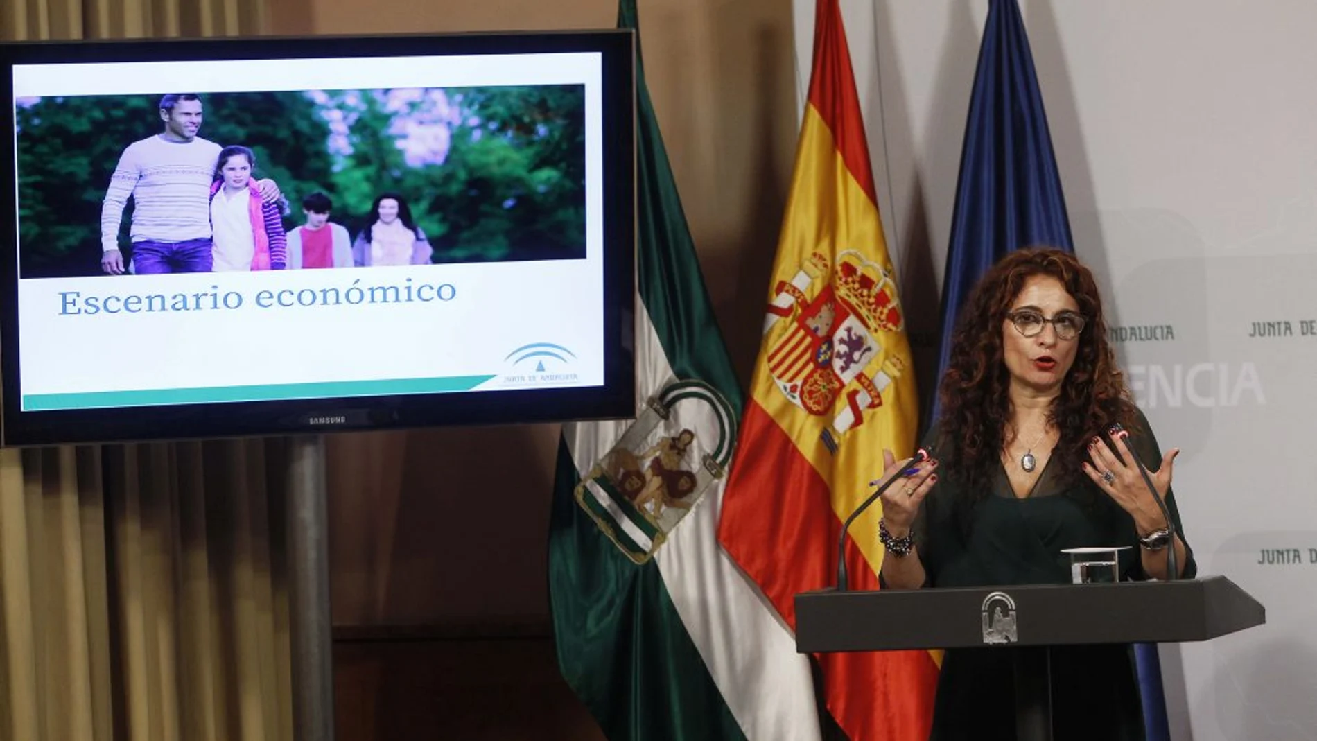La consejera de Hacienda, María Jesús Montero, durante la presentación del Presupuesto para 2018