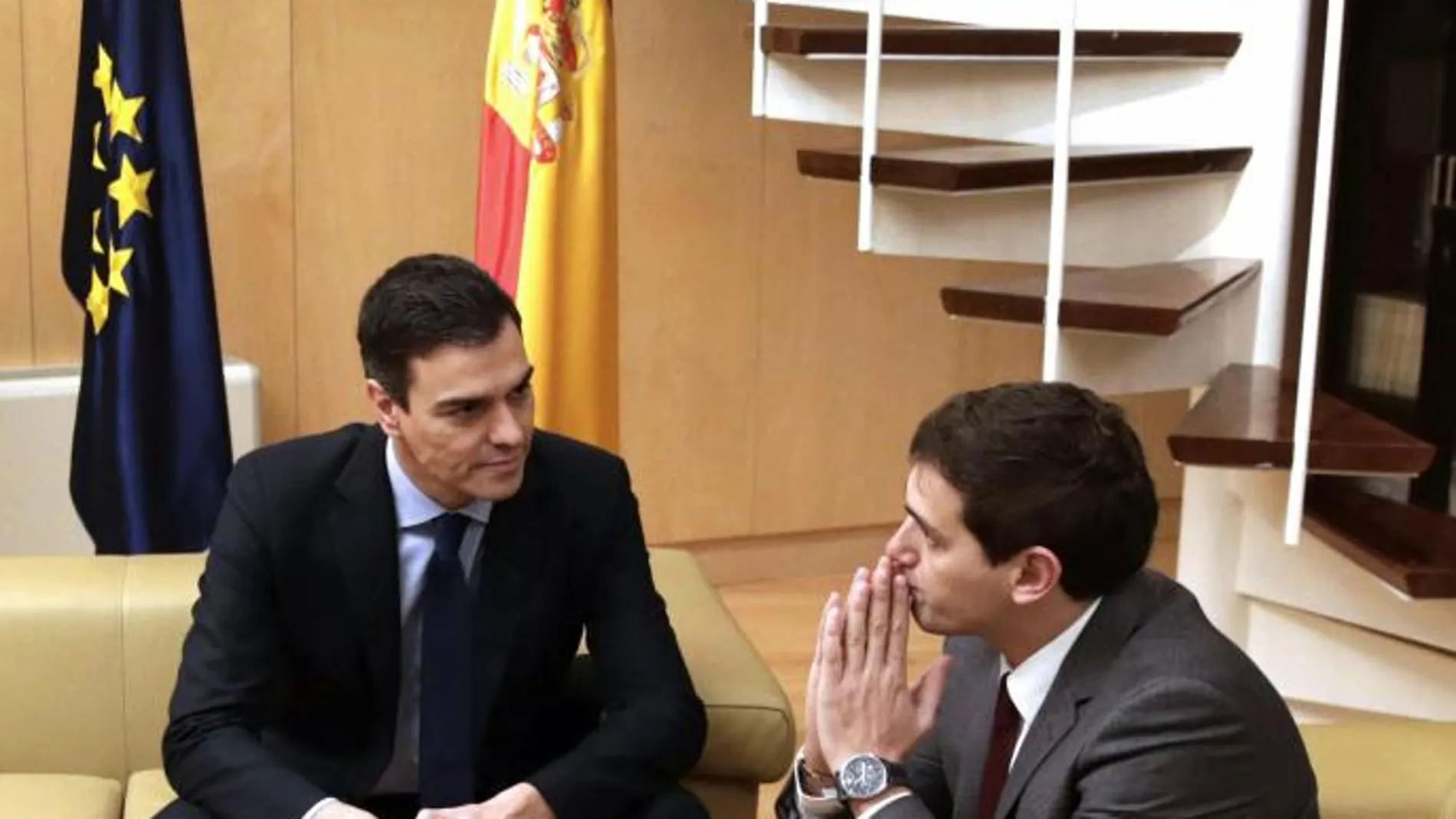 El secretario general del PSOE, Pedro Sánchez, y el presidente de Ciudadanos, Albert Rivera