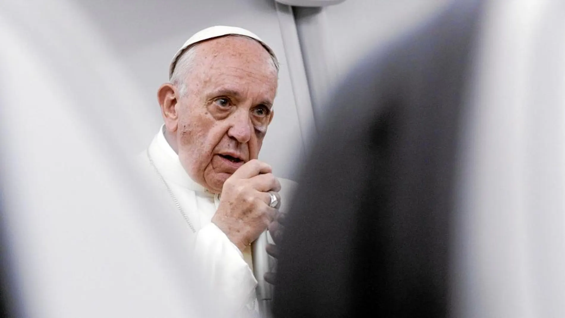 Francisco, ayer, a bordo del avión papal, respondió a las preguntas de los periodistas