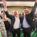 Zapatero y Pedro Sánchez saludan a los simpatizantes del PSOE, junto a Óscar Puente y Soraya Rodríguez