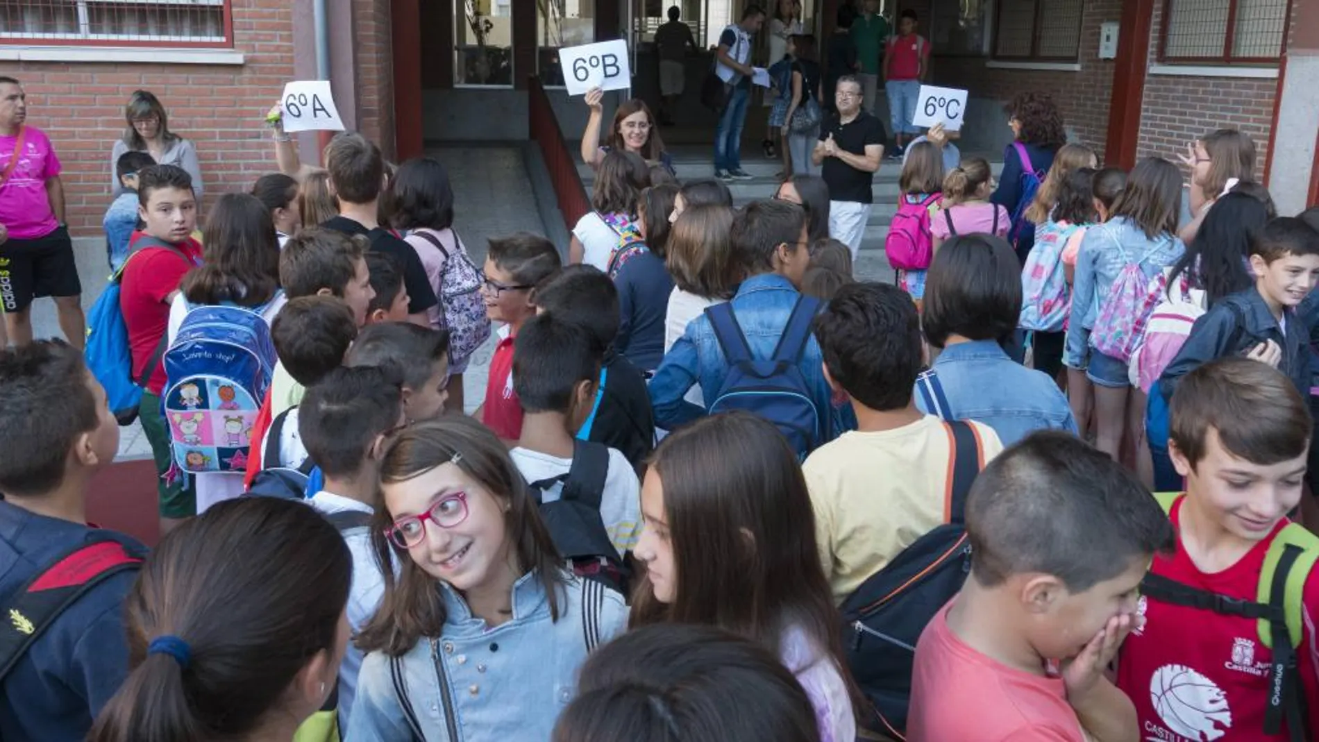 Entrada de escolares en un colegio de Ávila