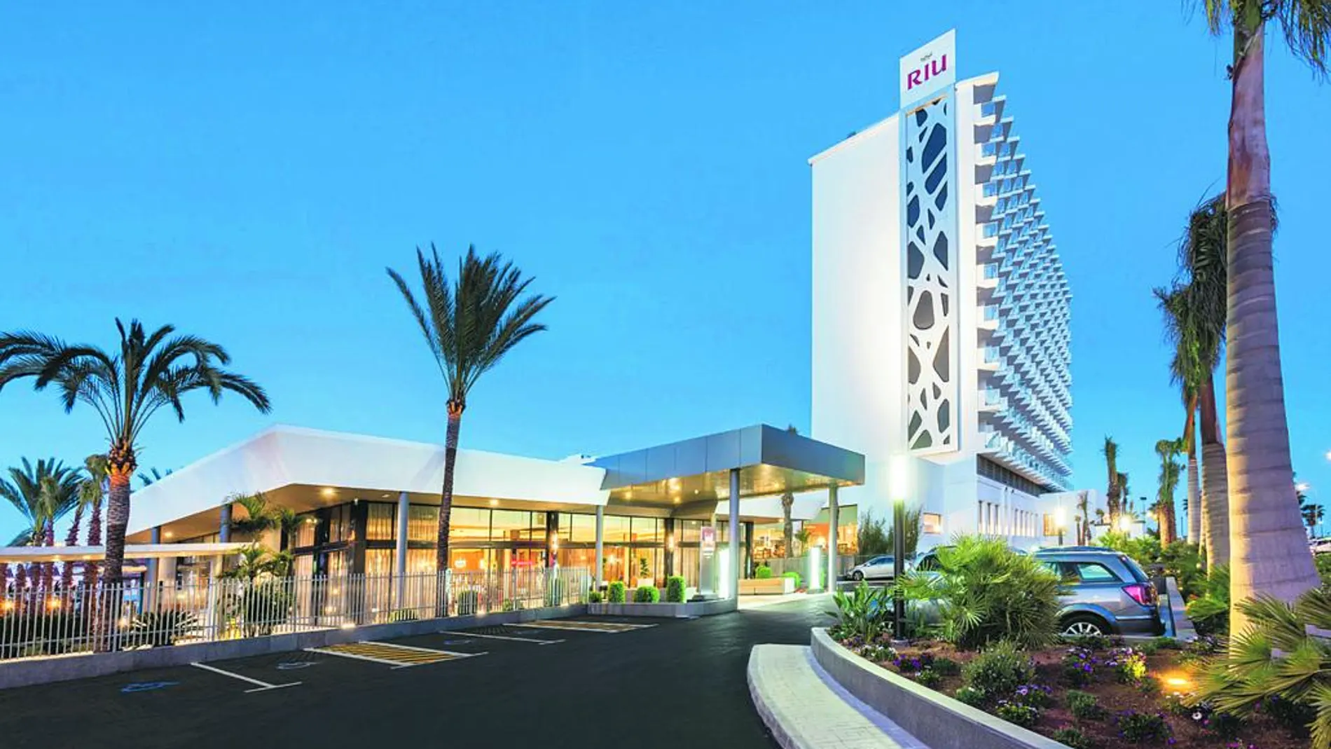 El Club Hotel Riu Costa del Sol, situado en Torremolinos, se inauguró recientemente. Ha supuesto una inversión de 25 millones de euros