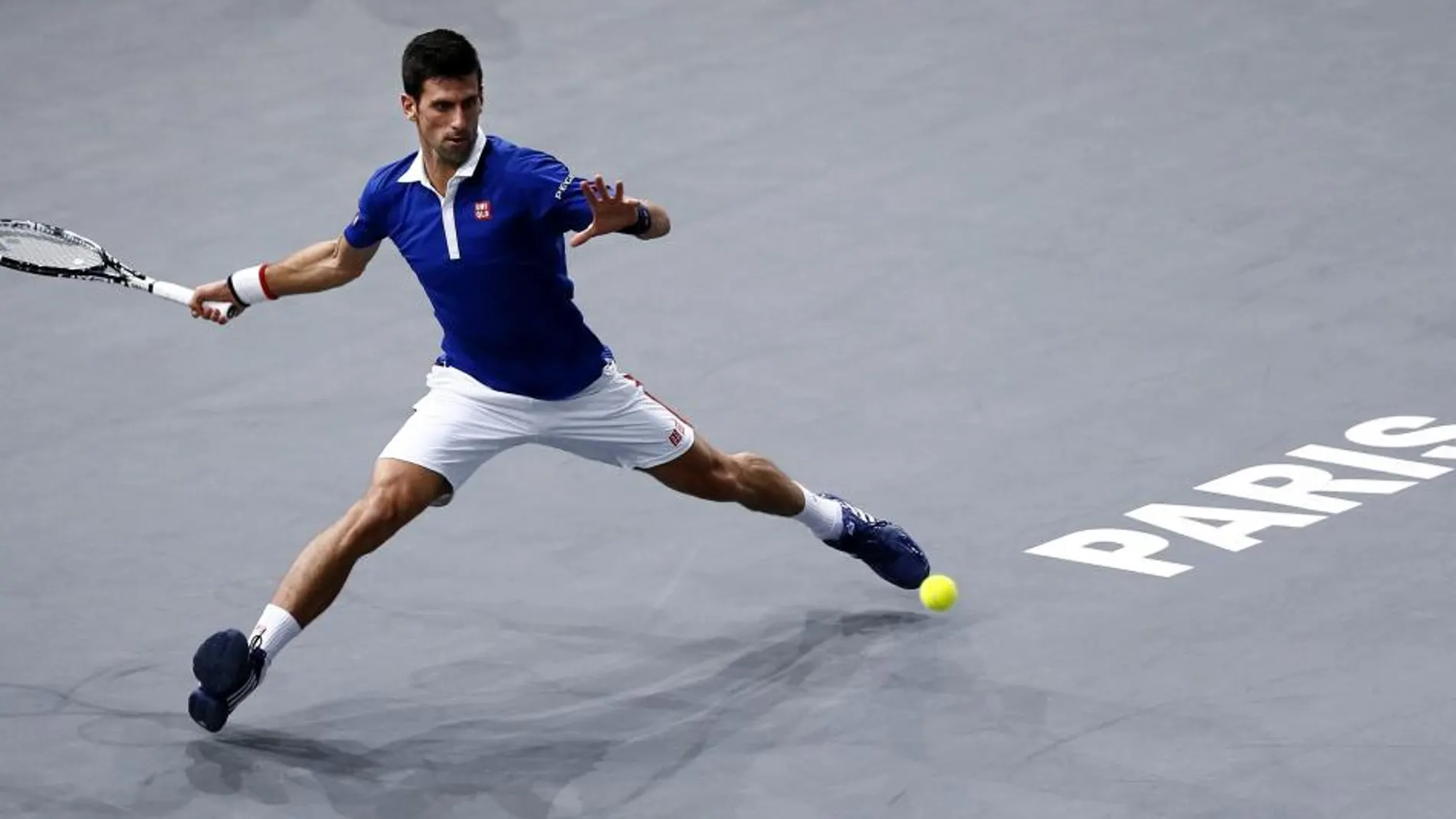 El tenista serbio Novak Djokovic devuelve la bola al brasileño Thomaz Bellucci durante el partido de segunda ronda del Masters 1.000