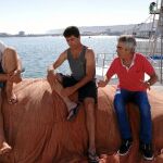Telmo Aldaz de la Quadra-Salcedo con dos marinos víctimas de un naufragio en Cádiz