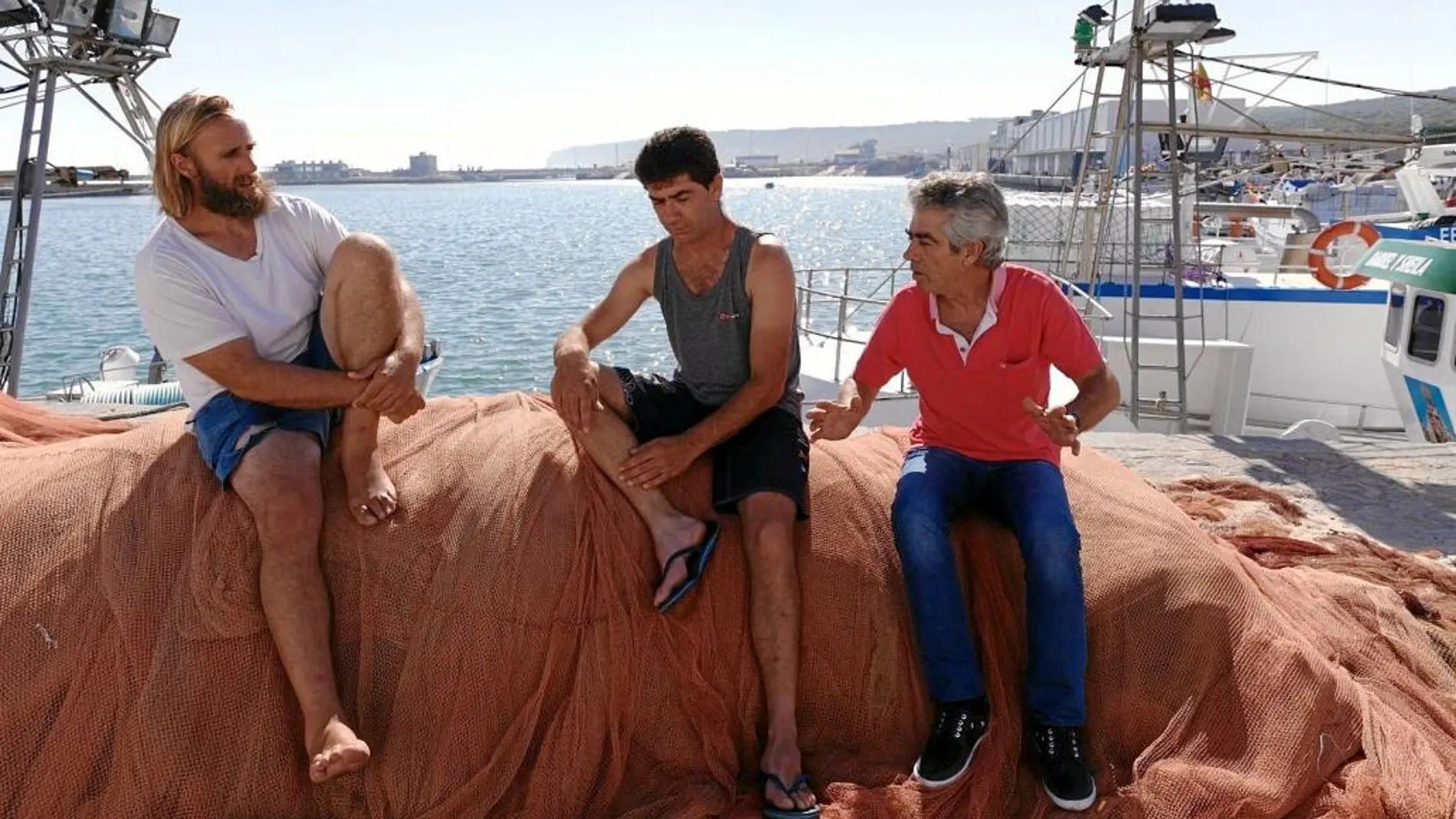 Telmo Aldaz de la Quadra-Salcedo con dos marinos víctimas de un naufragio en Cádiz