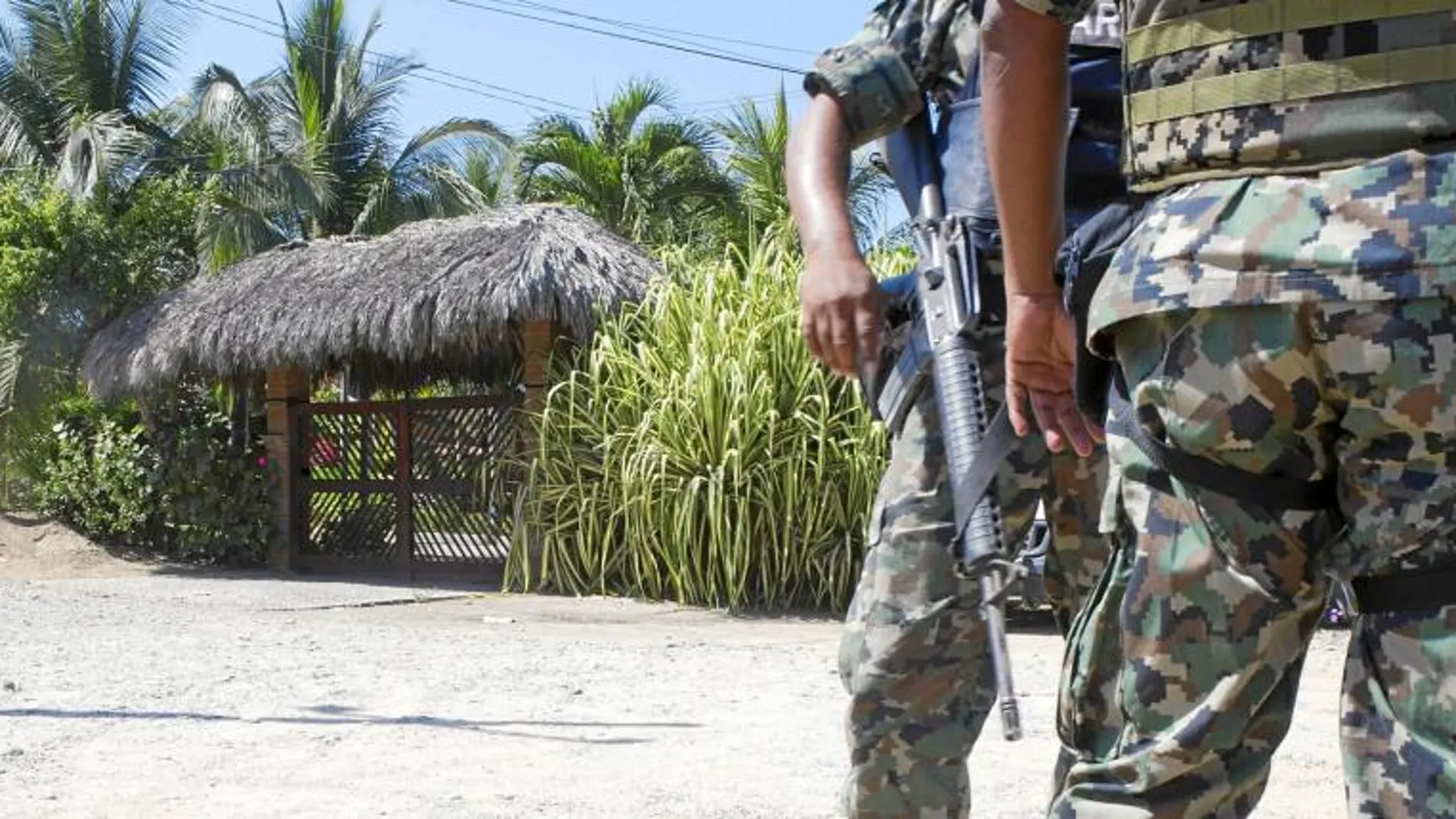Militares mexicanos vigilan el lugar donde se produjo el asalto en Acapulco