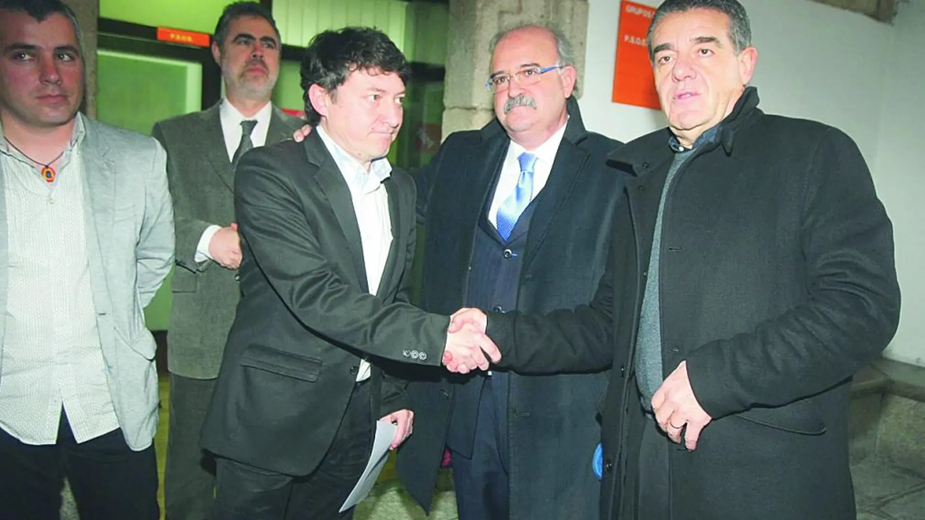El socialista Samuel Folgueral, estrecha la mano del independiente Ismael Álvarez, tras registrar la moción