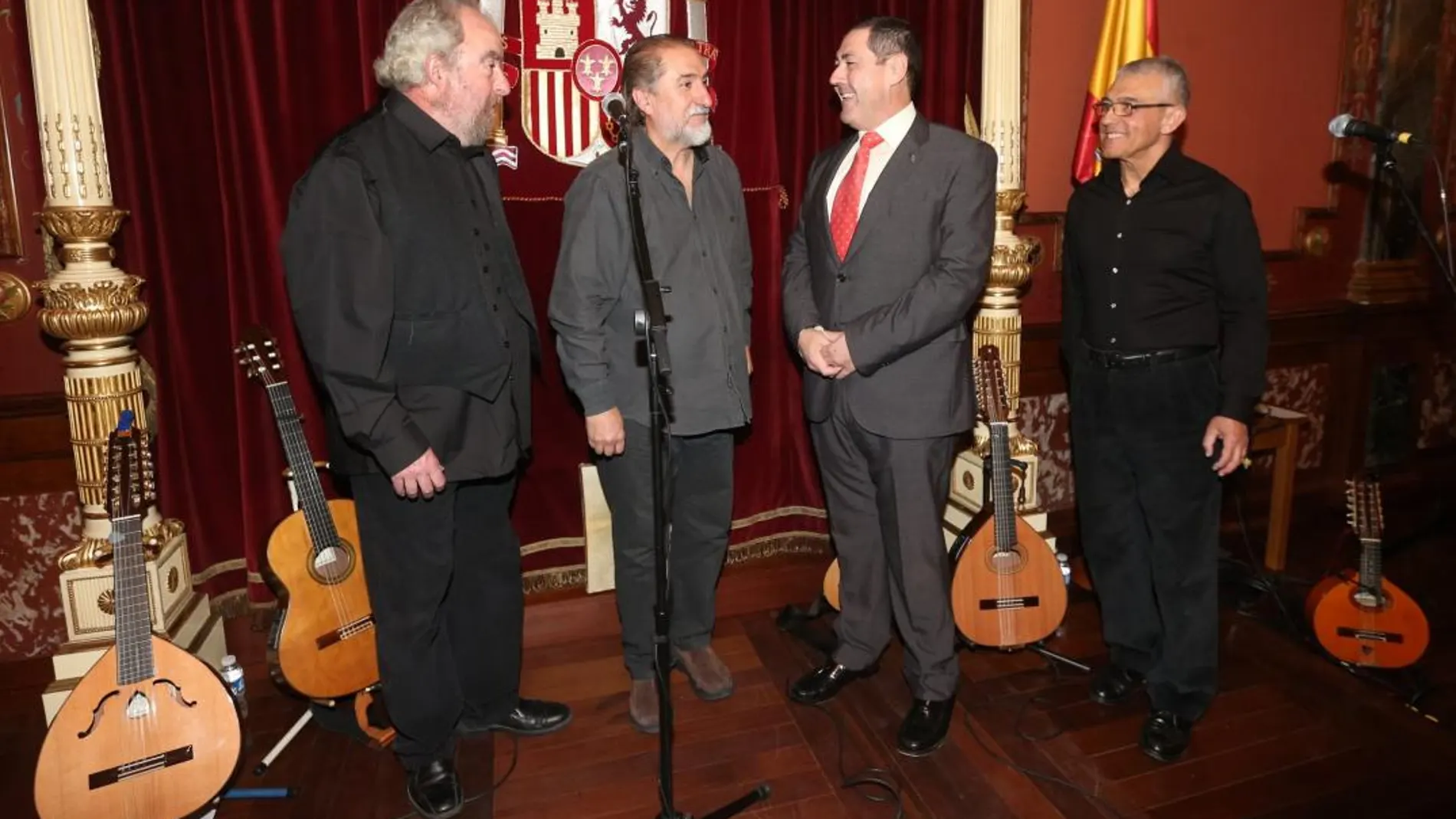 El general jefe José Rivas Moriana con los componenetes del grupo La Bazanca