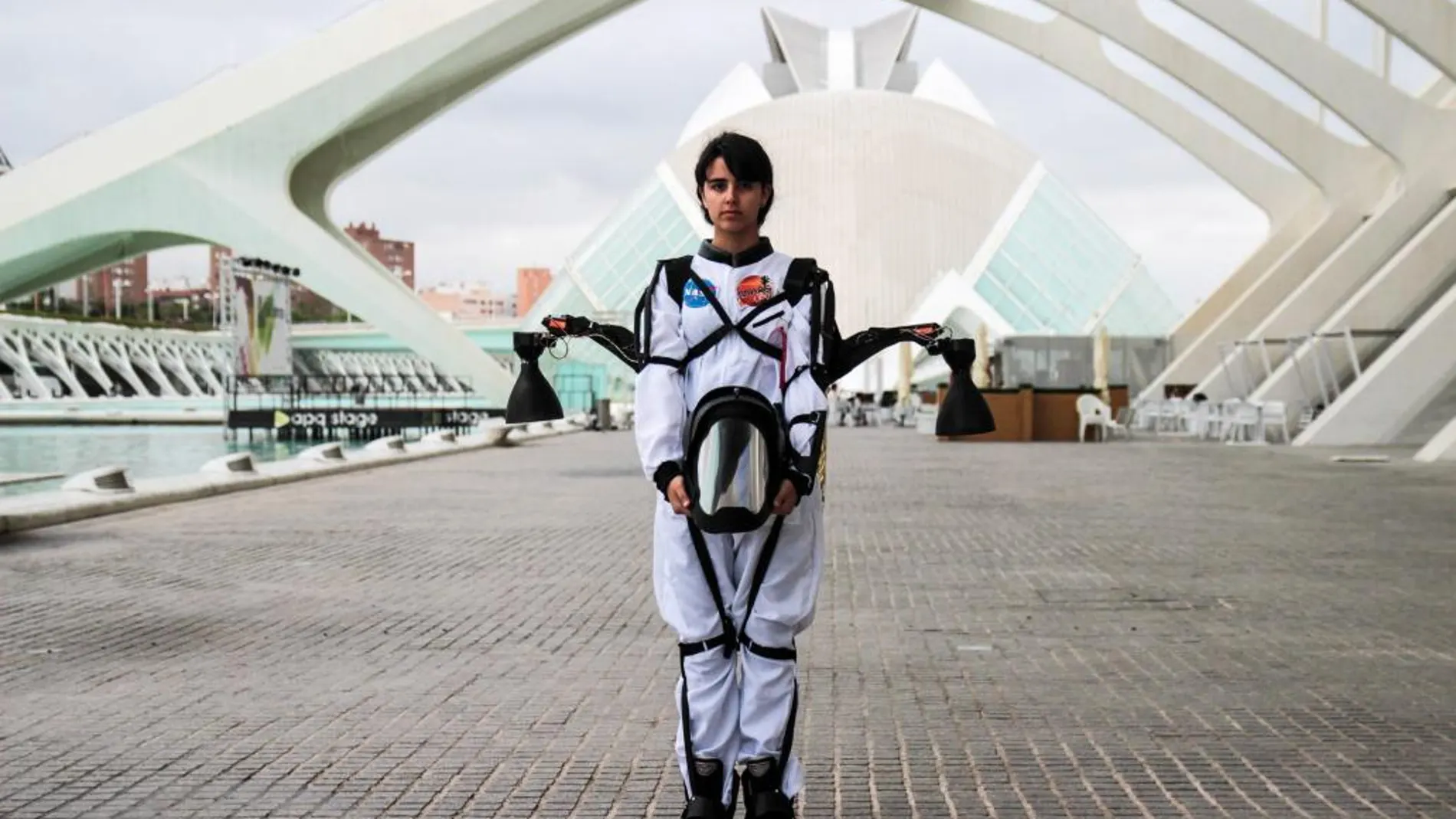 Una de las investigadoras de la UPV, con el prototipo de traje para viajar a Marte