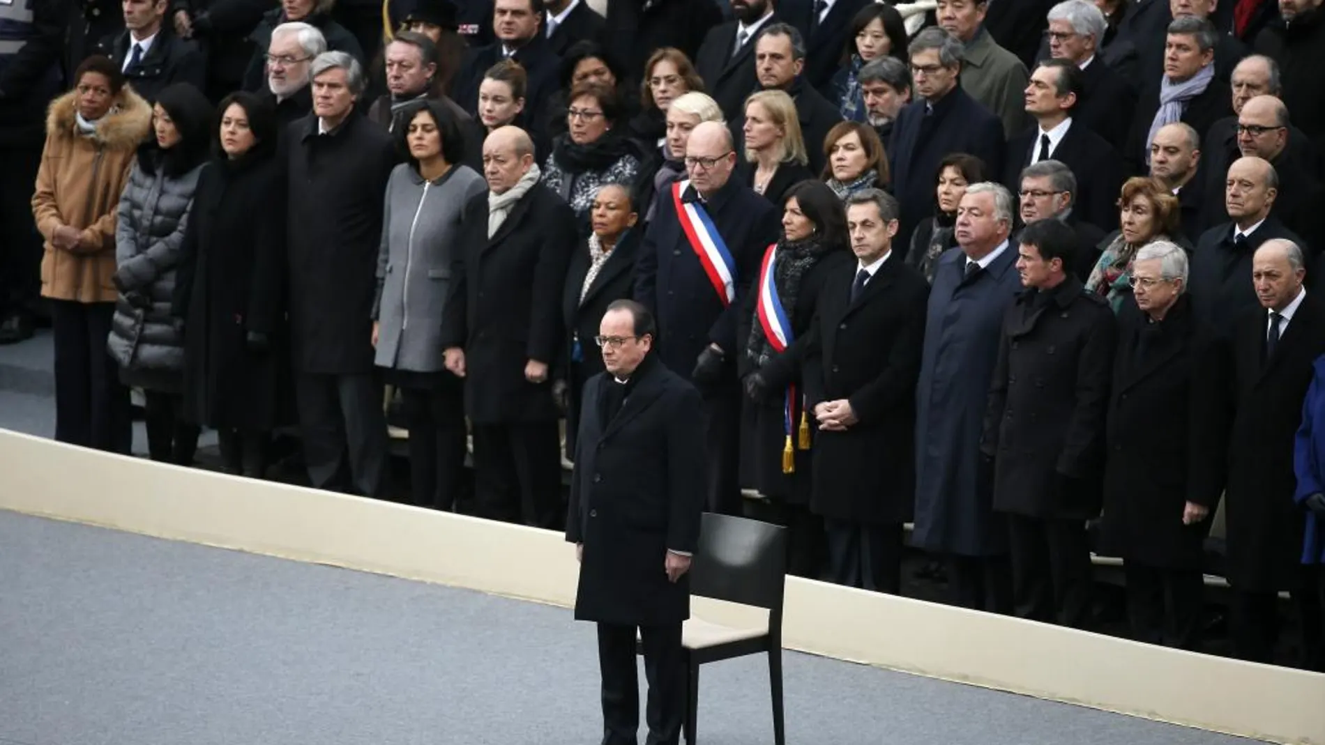 El presidente francés, François Hollande, asiste al homenaje oficial a las víctimas de los atentados