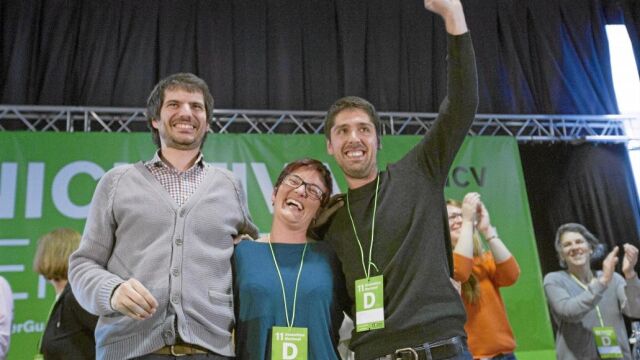 El encargado de ICV de negociar con Podem y BComú la configuración de un espacio de izquierdas será Ernest Urtasun, en la imagen a la izquierda junto a Marta Ribas y David Cid