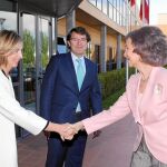 La Reina Sofía saluda a la consejera Alicia García, en presencia del alcalde de Salamanca, Alfonso Fernández Mañueco
