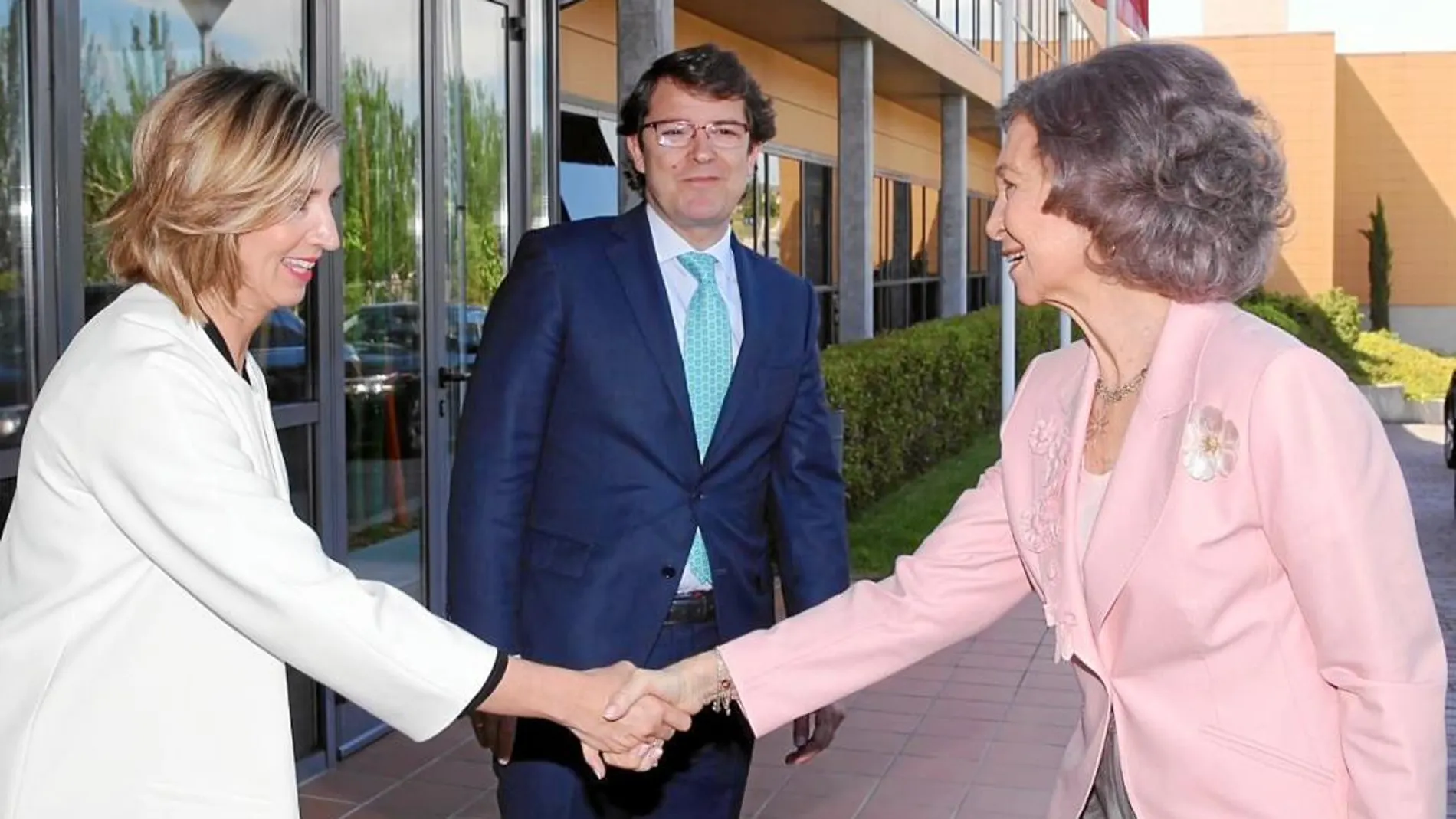 La Reina Sofía saluda a la consejera Alicia García, en presencia del alcalde de Salamanca, Alfonso Fernández Mañueco