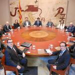 El president, el vicepresidente y los consellers del Govern de Junts pel Sí, en la que fue su primera reunión