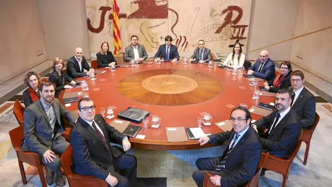 El president, el vicepresidente y los consellers del Govern de Junts pel Sí, en la que fue su primera reunión