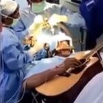 Un músico indio ofrece un concierto de guitarra mientras le operan el cerebro