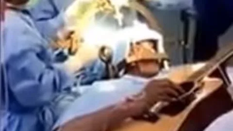 Un músico indio ofrece un concierto de guitarra mientras le operan el cerebro