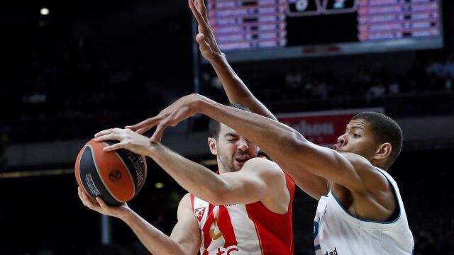 El pivot caboverdiano del Real Madrid Edy Tavares lucha el balón con el escolta estadounidense del Estrella Roja, Taylos Rochestie