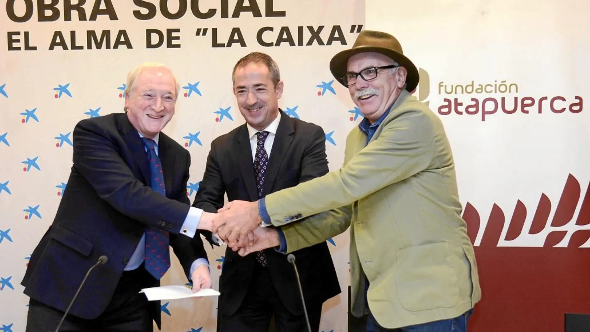 Antonio Miguel Méndez Pozo, José Manuel Bilbao y Eudald Carbonell firmaban el convenio, ayer en Burgos