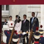 Los Reyes han recibido a Mauricio Macri y su esposa, Juliana Awada en la Plaza de la Armería del Palacio Real