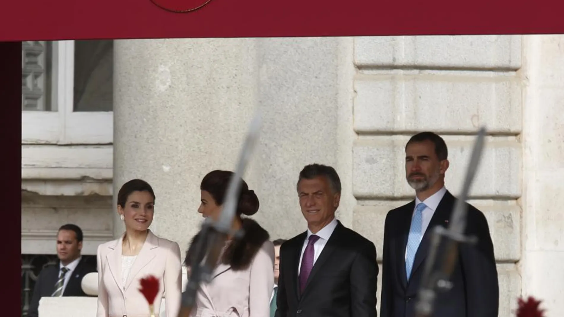 Los Reyes han recibido a Mauricio Macri y su esposa, Juliana Awada en la Plaza de la Armería del Palacio Real