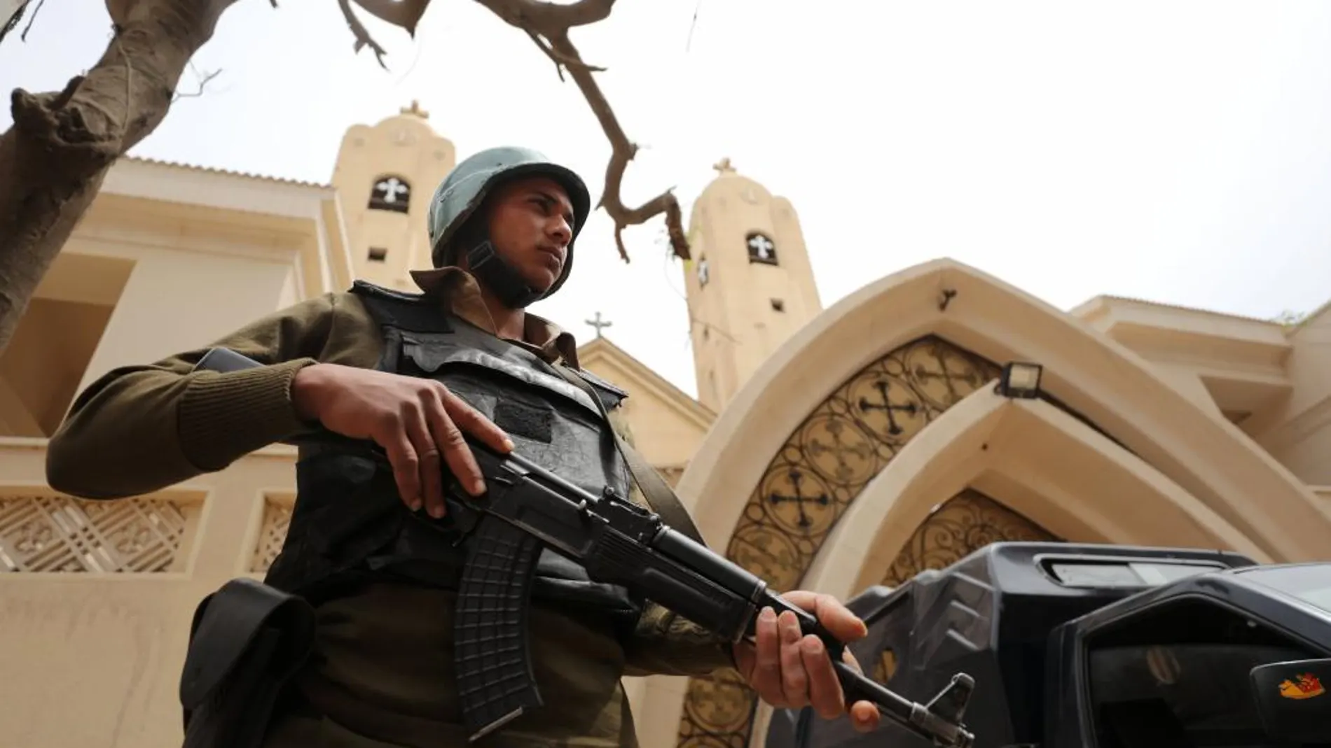 Policías armados protegen la iglesia copta atacada ayer en Tanta.