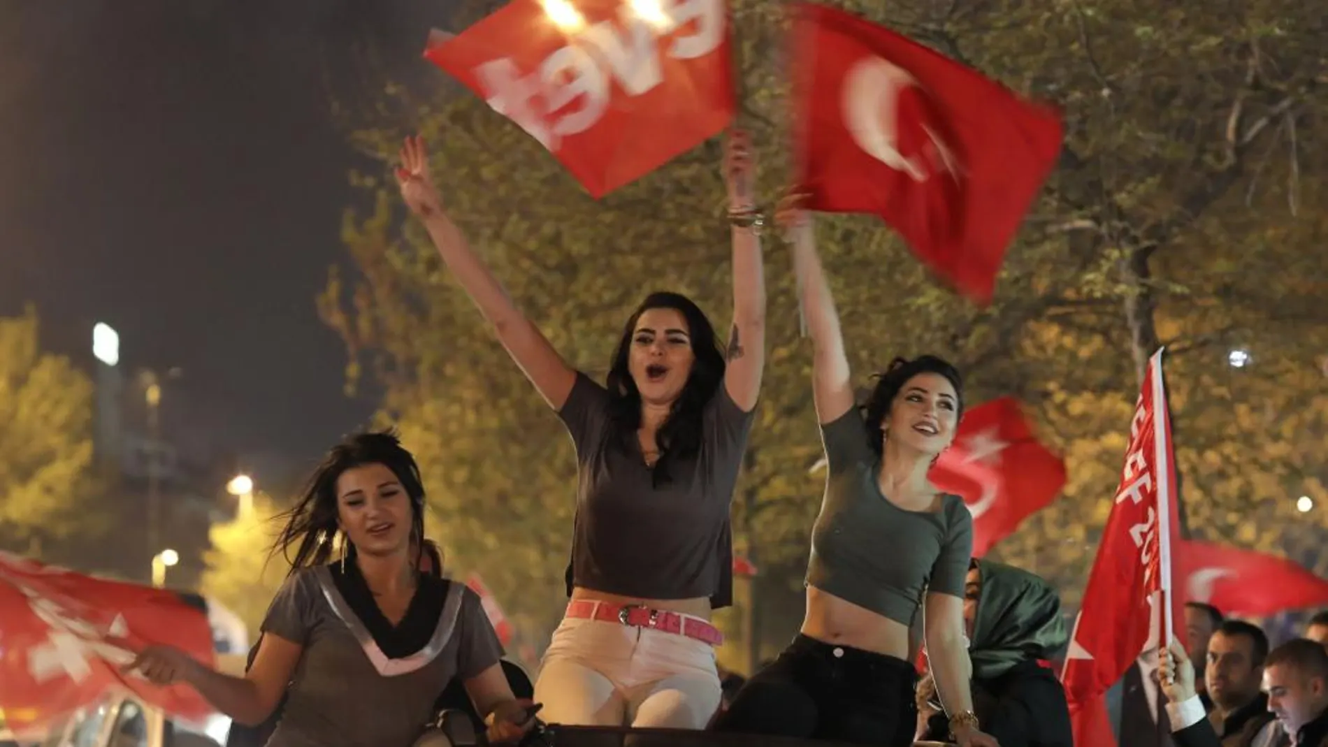 Partidarios de Tayyip Erdogan celebran el triunfo del sí en Estambul.