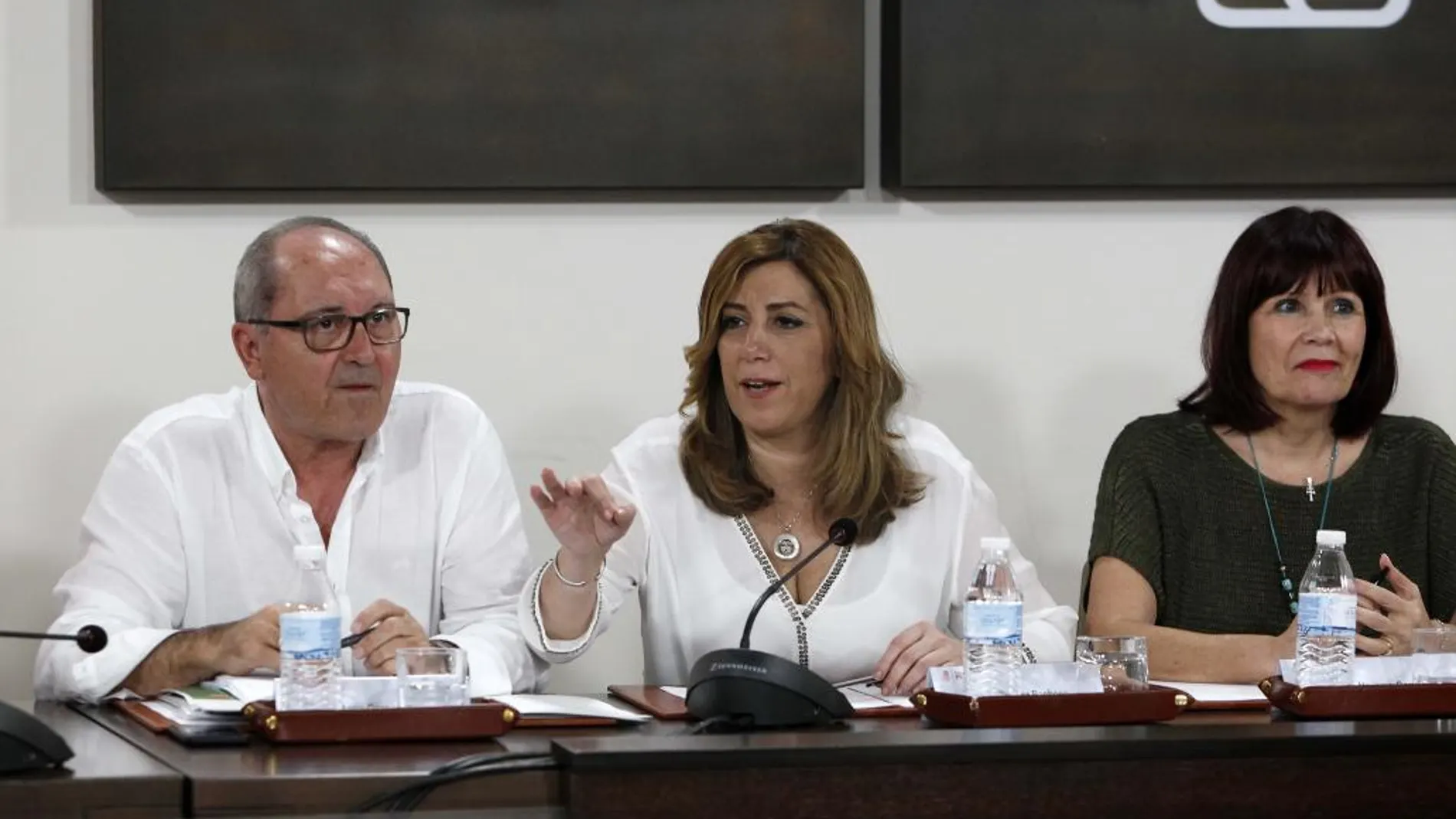 La presidenta de la Junta reunió ayer a su Comisión Ejecutiva Regional para activar la convocatoria del congreso del PSOE andaluz para el 28 y 29 de julio
