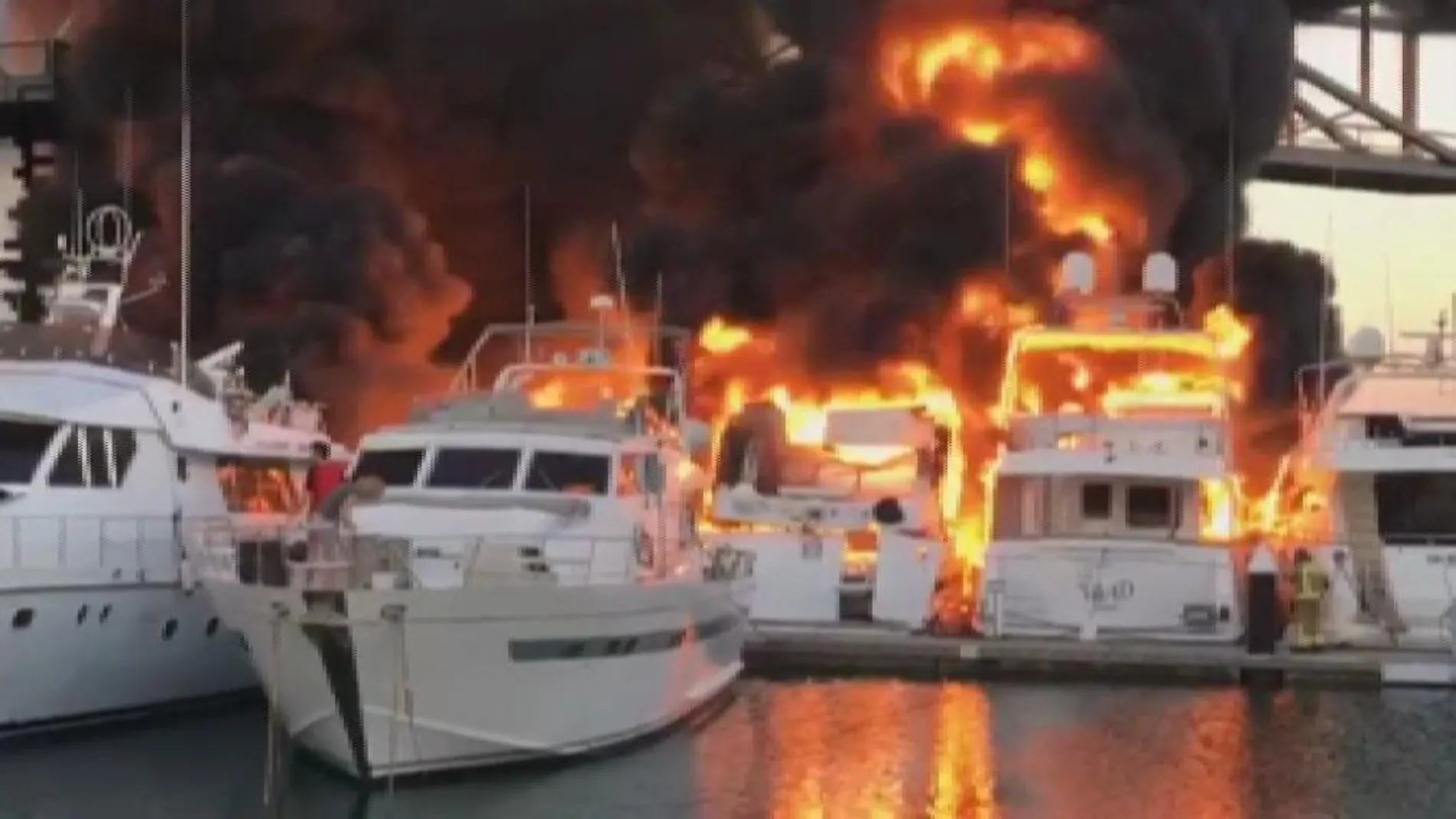 Las llamas devoran seis yates en el Puerto de Sant Adrià del Besòs