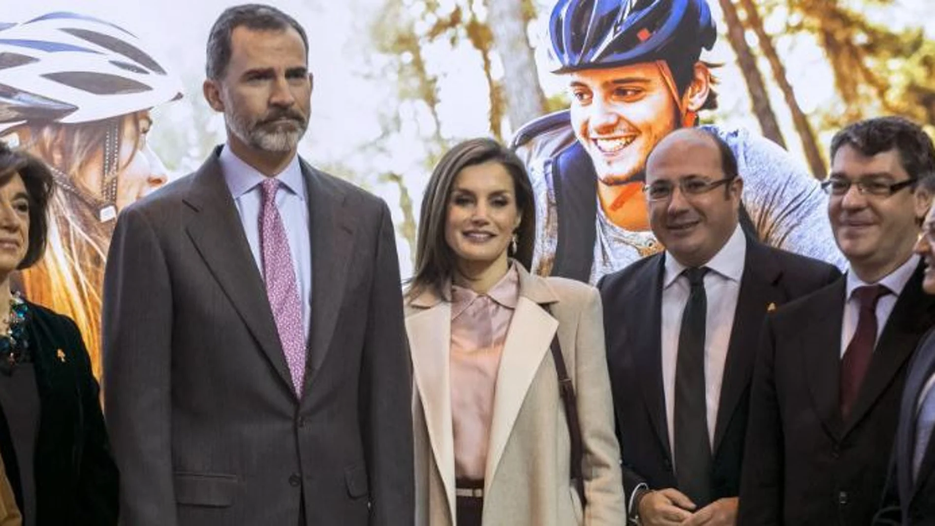 El presidente, Pedro Antonio Sánchez, hizo entrega ayer a los reyes de España la Cruz de Caravaca en la Feria Internacional de Turismo, Fitur, celebrada en Madrid