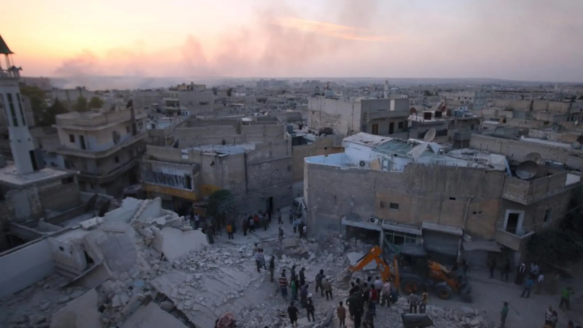 Varios hombres inspección los daños provocados por un bombardeo en las afueras de Alepo