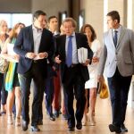 De Santiago-Juárez conversa con el portavoz del PP en las Cortes, Raúl de la Hoz, en presencia del también procurador popular, Ángel Ibáñez, antes de comparecer en las Cortes