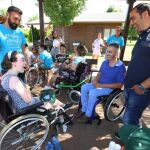 Ángel de Propios da la bienvenida a los participantes en el campamento inclusivo de Aspaym