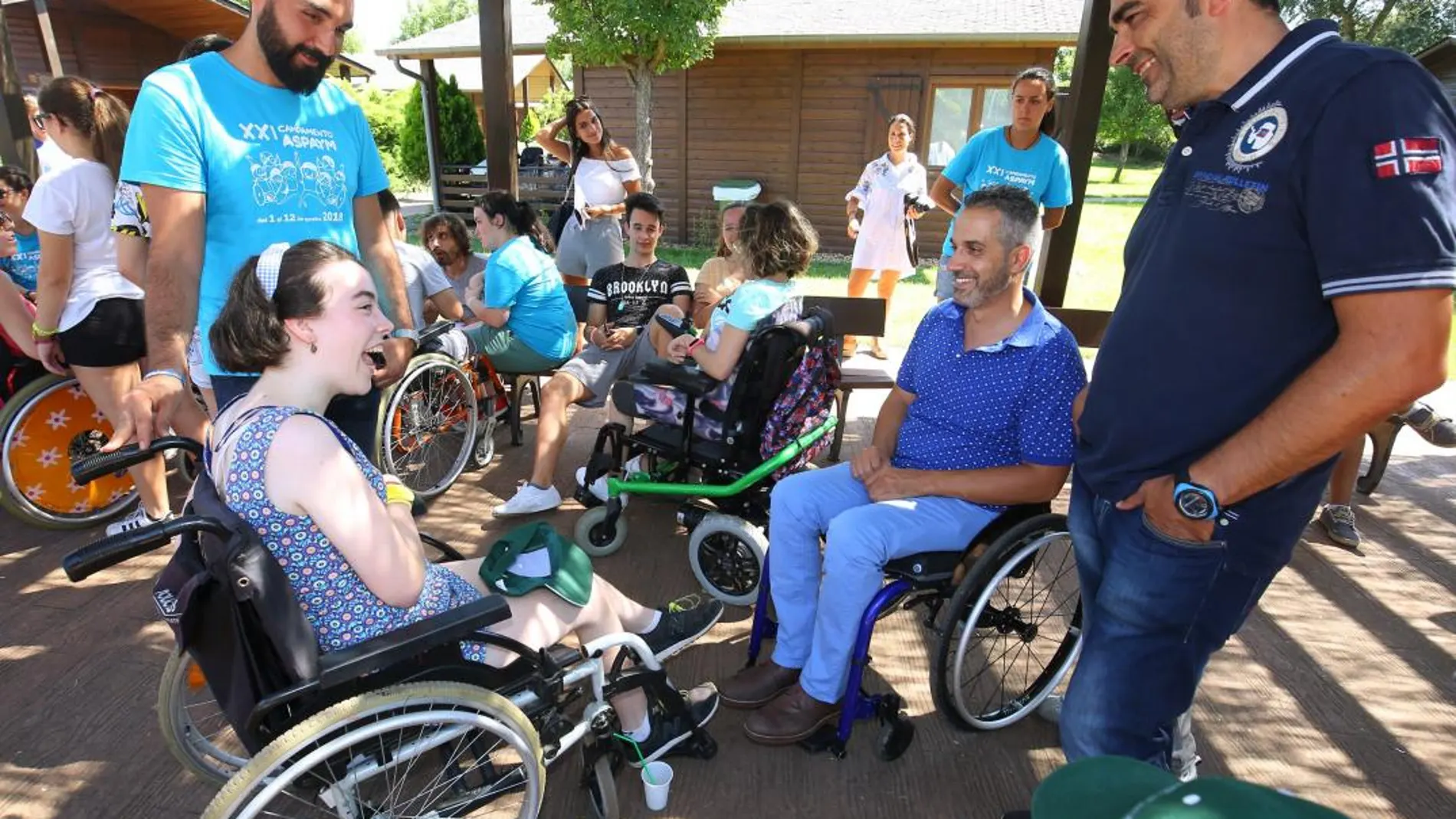 Ángel de Propios da la bienvenida a los participantes en el campamento inclusivo de Aspaym