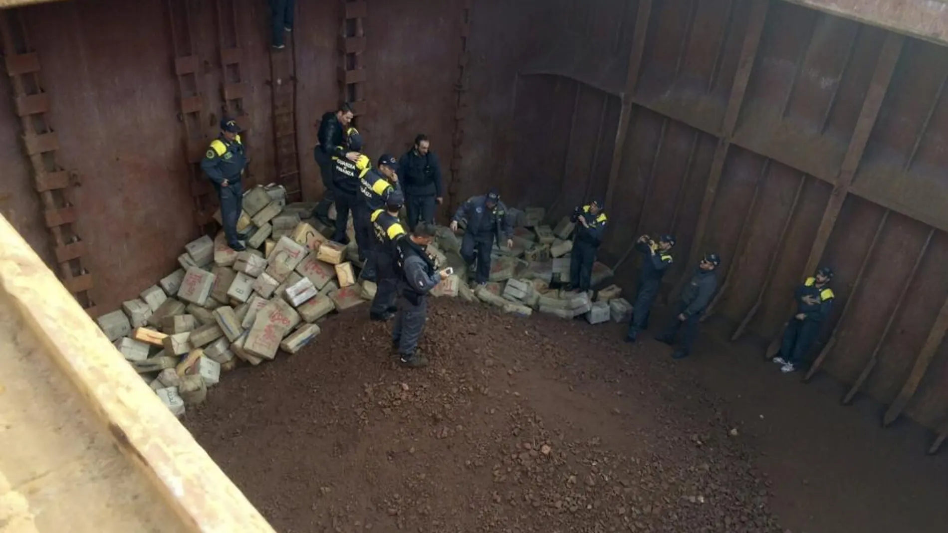 Policía Nacional española junto a la Guardia di Finanza Italiana y las policías turca y griega, en el barco donde se han incautado de 13 toneladas de hachís