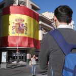 La Sala Teatro Barceló, antigua discoteca Pachá, cubrió ayer su fachada con la bandera de España que ondeó en el mástil de la plaza de Colón durante seis años y el mensaje «España somos todos»