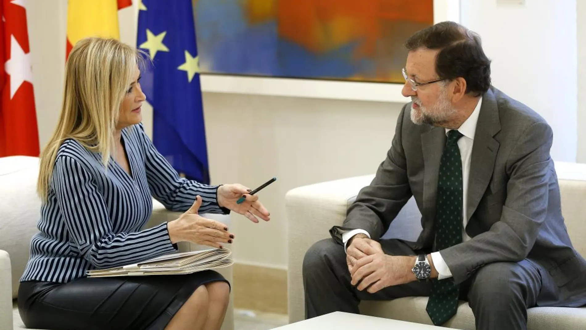 El presidente del Gobierno, Mariano Rajoy, se ha reunido hoy en la Moncloa con la presidenta de la Comunidad de Madrid, Cristina Cifuentes