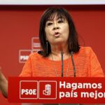 La presidenta del PSOE, Cristina Narbona, durante la rueda de prensa