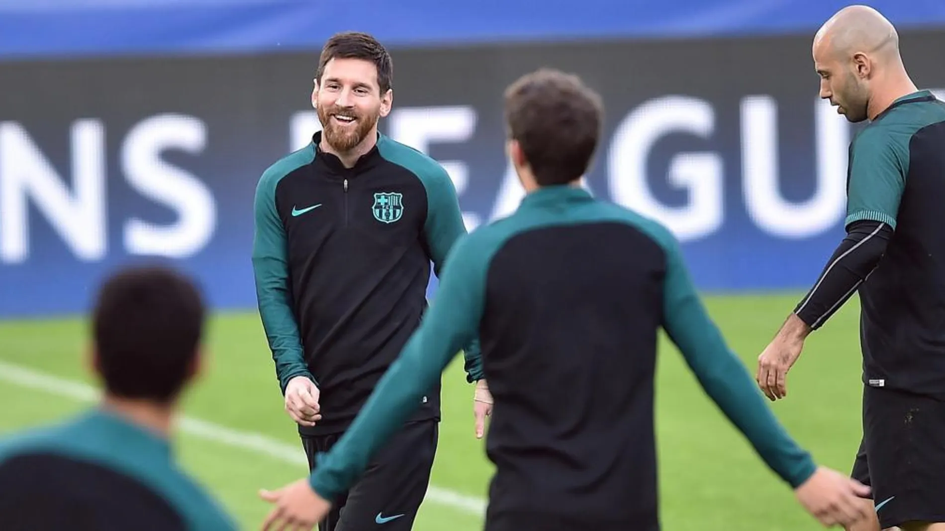 El jugador del FC Barcelona Lionel Messi participa en una sesión de entrenamiento