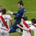 Bale volvió a mostrar en Vallecas, rodeado de jugadores contrarios, su inmenso poderío y su enorme calidad para jugar al fútbol