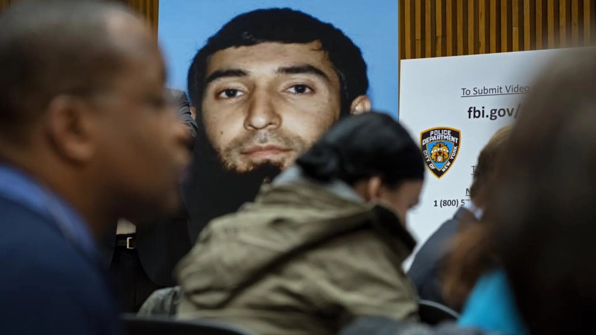 Una imagen de Sayfullo Saipov es mostrada durante una conferencia de prensa hoy en Nueva York. Ap
