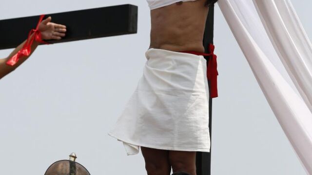 El penitente Ruben Enajes grita de dolor al ser clavado en una cruz por 30 año consecutivo durante la reconstrucción de la crucifixión de Jesucristo en San Fernando (Filipinas)