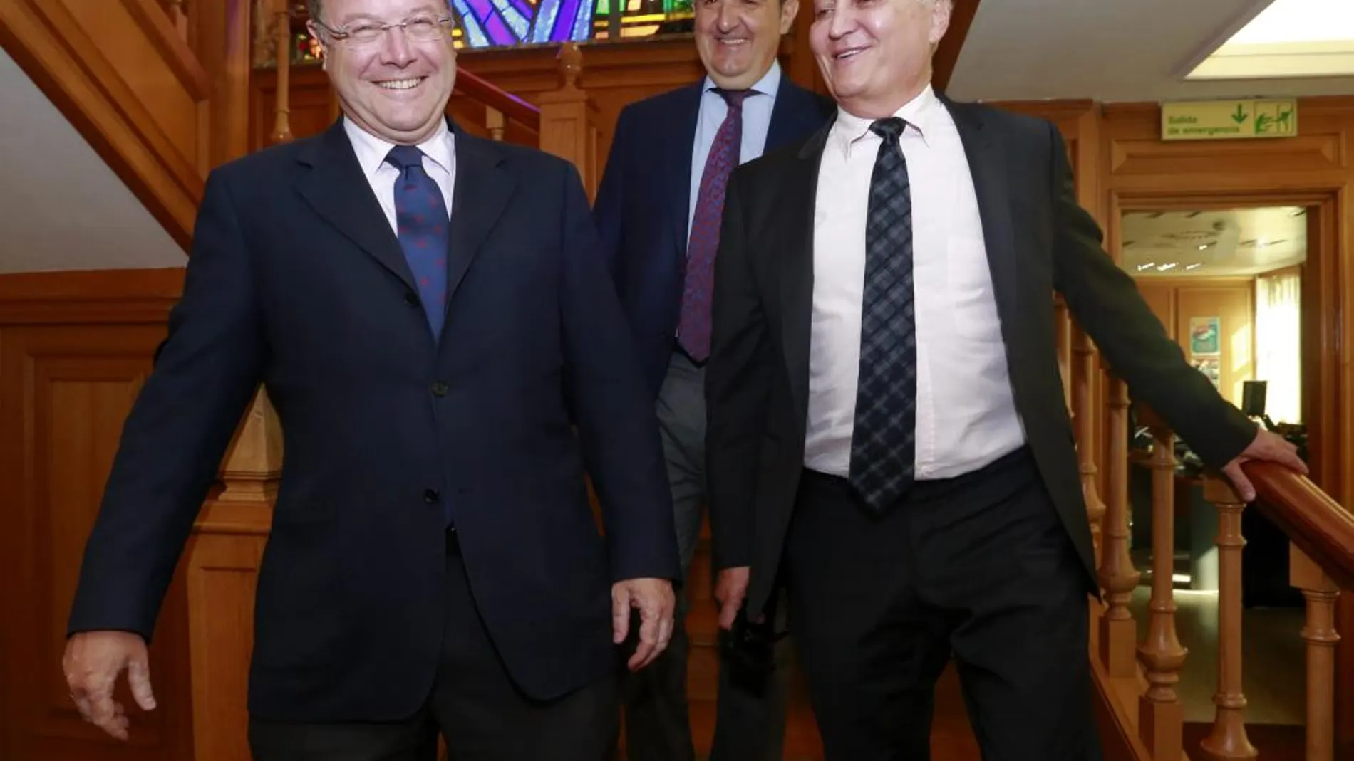 El alcalde de León, Antonio Silván, recibe a Luis Martín Villa y José Sevilla para culminar los preparativos de la cita