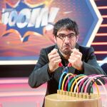 El presentador Juanra Bonet, junto a la icónica bomba del concurso